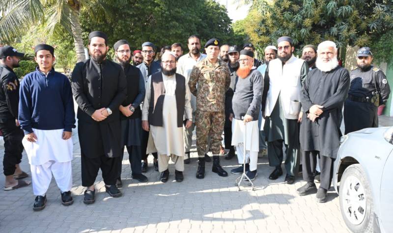 DG ISPR visits Jamia Darul Uloom Karachi, meets Taqqi Usmani 