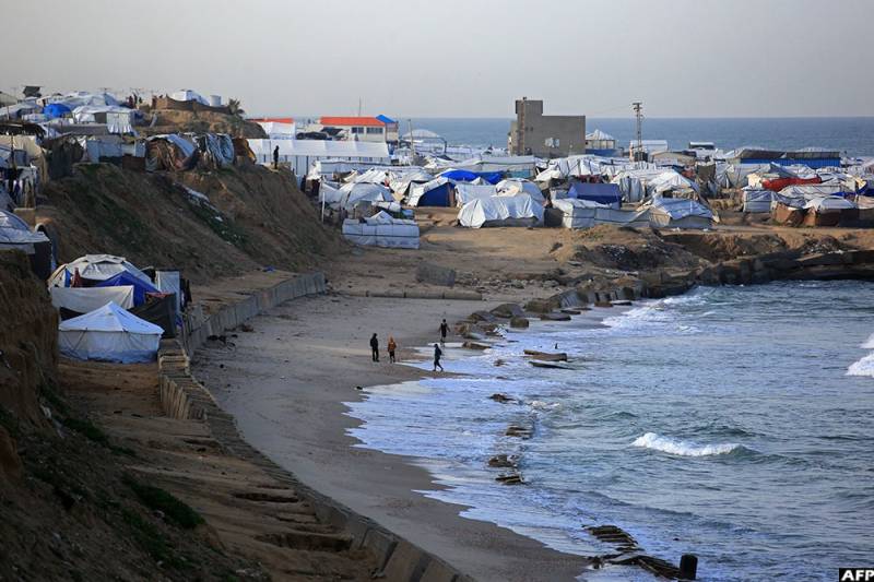 Swimming team in war-torn Gaza uses the sea as a pool