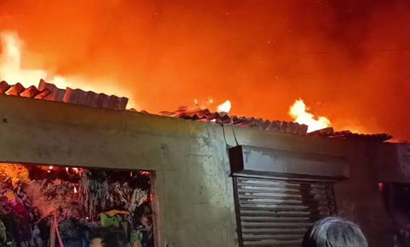 Fire breaks out in Karachi warehouse