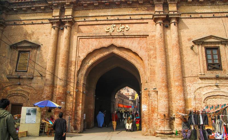 Massive fire destroys cloth shop in Lahore’s Delhi Gate
