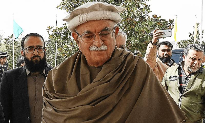 Achakzai advises govt to allow medics, family meetings with Imran Khan 