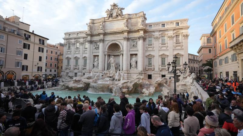 Rome looks to coin it in with two-euro Trevi Fountain fee