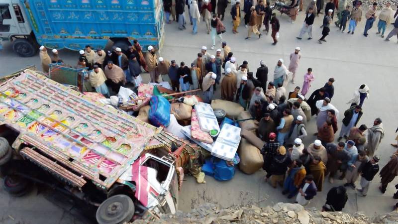 14 injured as vehicle carrying Afghan family overturns near Landi Kotal