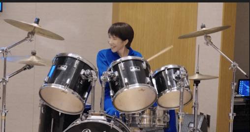 Drumming, selfie-taking Japan PM charms Gen-Z voters