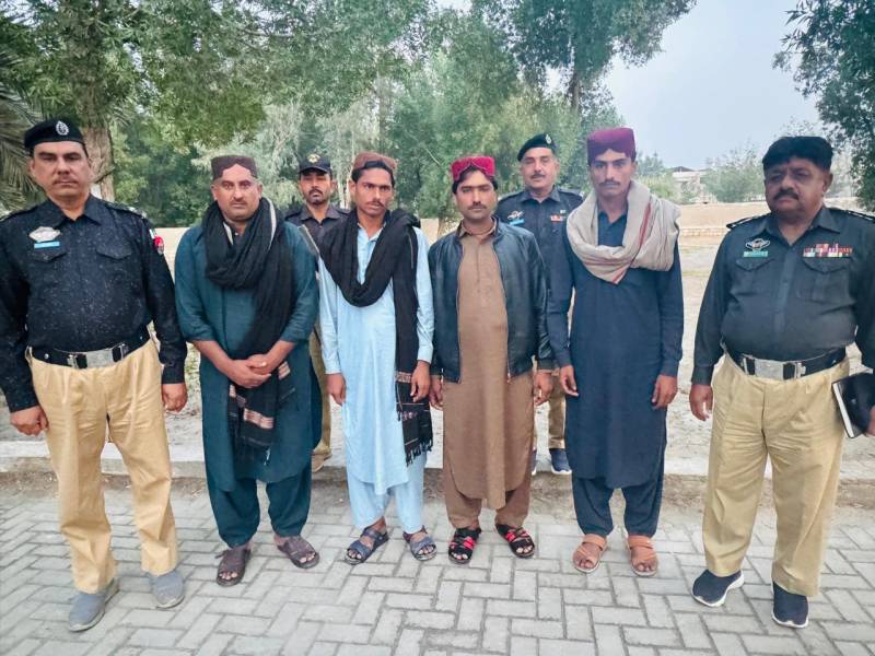 Four notorious criminals surrender to Khairpur police