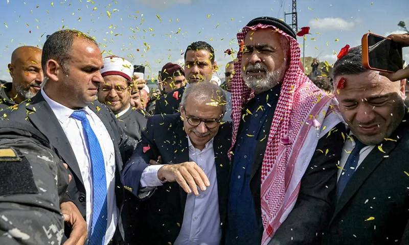 Lebanon PM pledges reconstruction on visit to ruined border towns