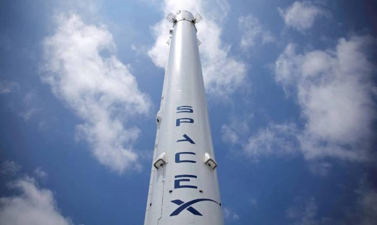 SpaceX shifts focus from Mars to Moon, Musk says