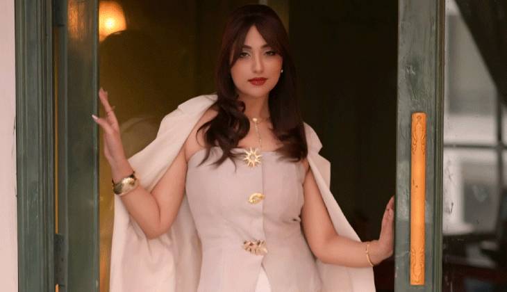Waiter steals show at Mahnoor Pervaiz night out