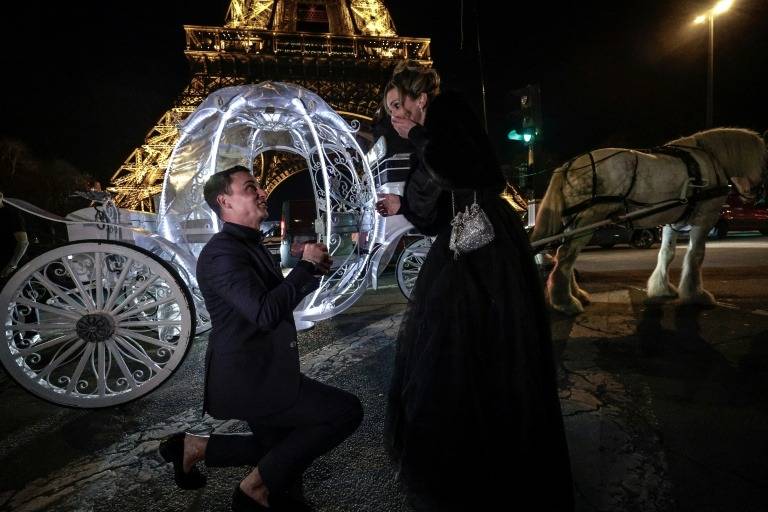 Love on the Seine: the rise of picturesque Paris proposals