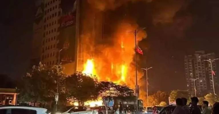 Fire erupts in eight-storey residential plaza in Karachi 