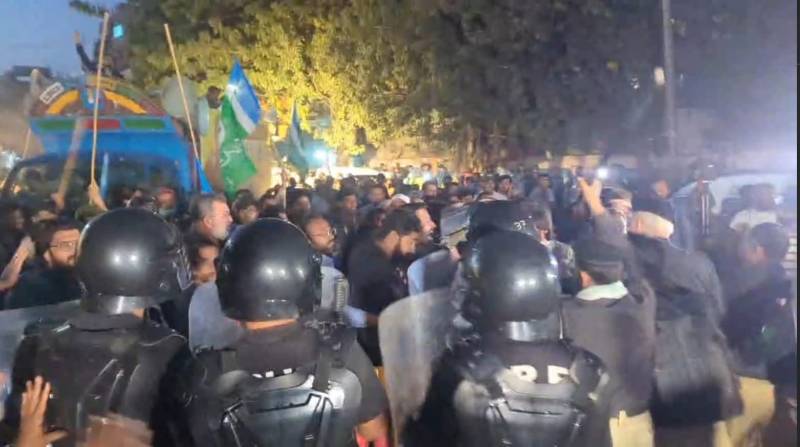 Three cops injured as JI protesters clash with police in Karachi
