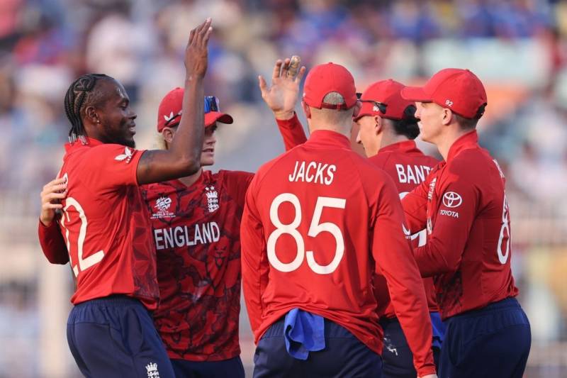 England past resilient Italy to qualify for the Super Eight stage 