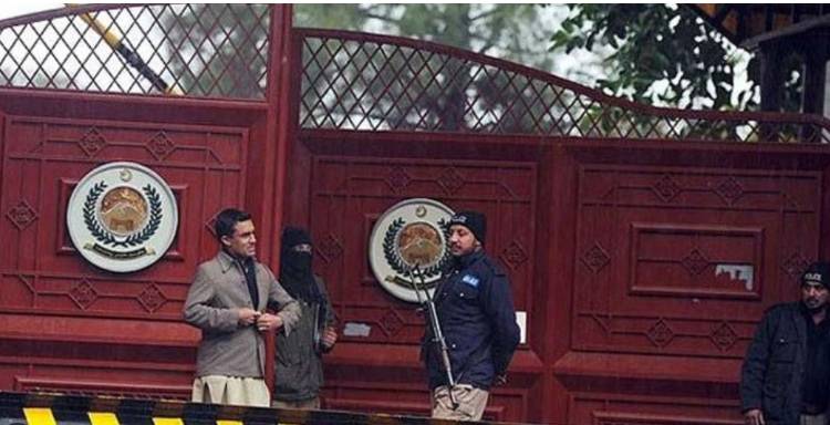 PTI leaders leave protest site outside KP House; move inside