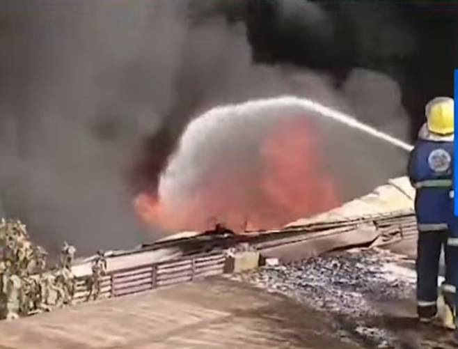 Massive fire sweeps chemical factory in Karachi