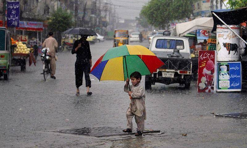 Heavy rain lowers mercury in Karachi