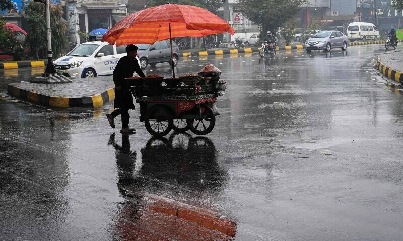 Light rain turns weather pleasant in Lahore