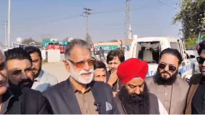 PTI delegation urges Govt to arrange meeting between Imran Khan and family