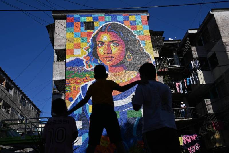 Artist creates 'Latin American Mona Lisa' with plastic bottle caps