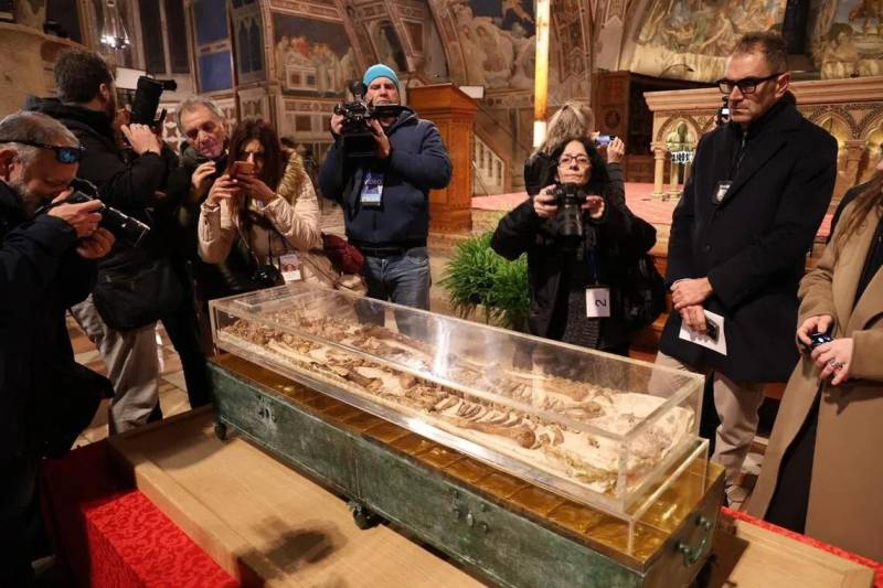 Thousands of pilgrims visit remains of St Francis