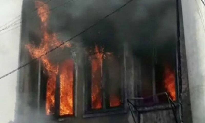Massive fire breaks out in textile godown in Karachi