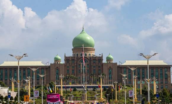 Malaysia mulls law to curb premiership to two terms