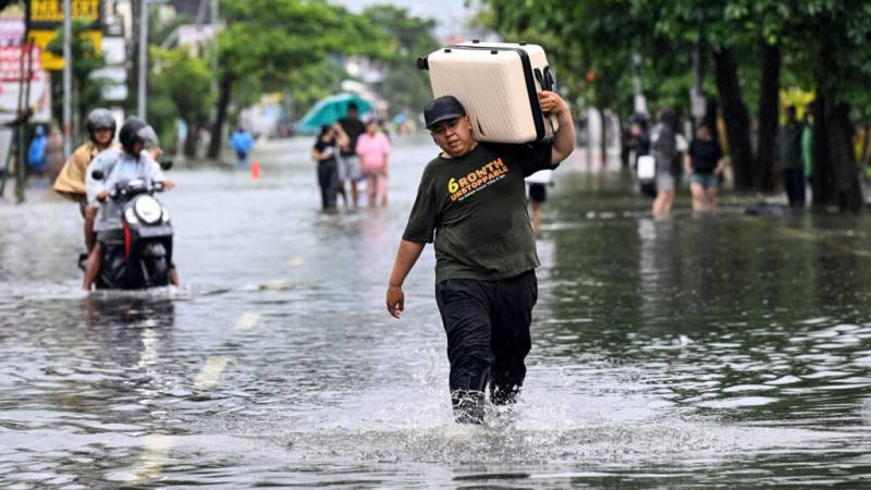 Bali flooding prompts tourist evacuation: official