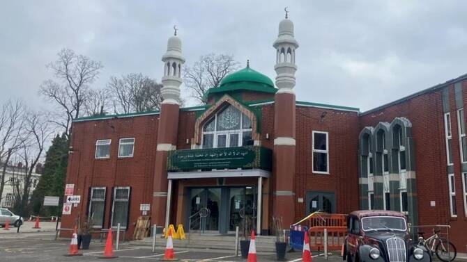 UK PM 'concerned' after man takes weapons into mosque