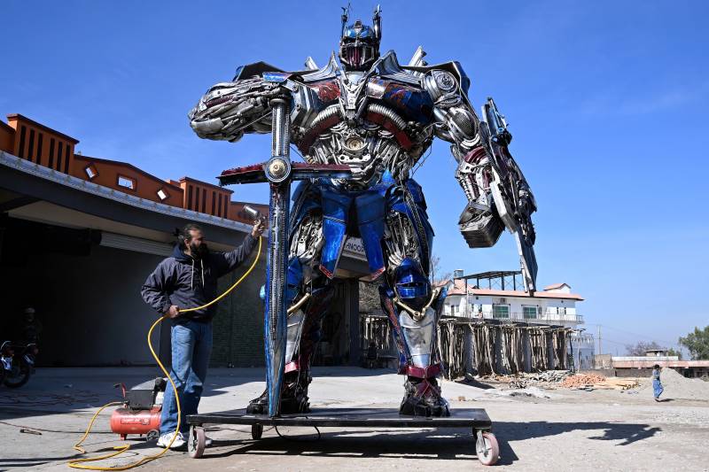 'Transformers': Pakistani sculptor turns scrap into colossal metal artworks