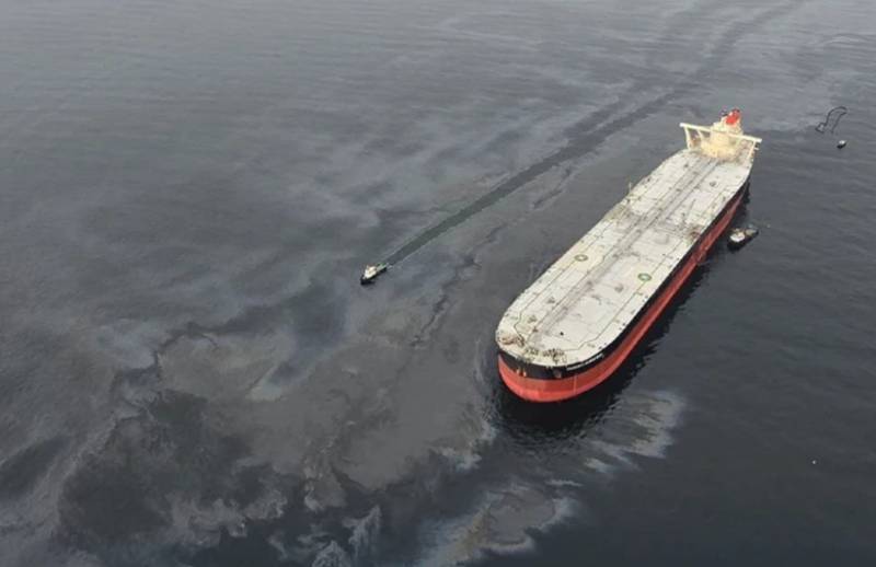 Oil spill from cargo ship washes up on Thai tourist islands