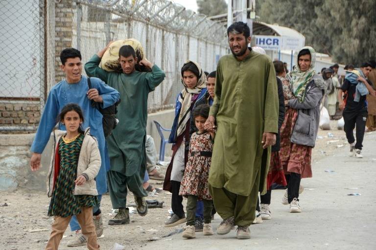 Afghans escape from Iranian cities to get home