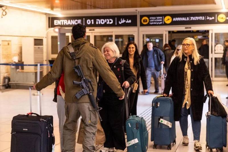 First Israeli repatriation flights land in Tel Aviv