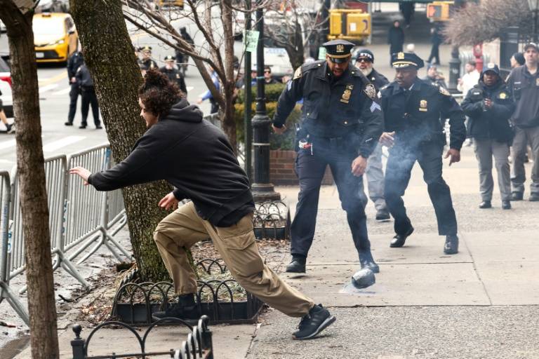 NY police detain man for throwing 'ignited' devices near anti-Muslim protest