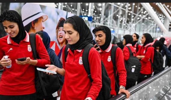 Iranian women's football team member changes mind on asylum in Australia