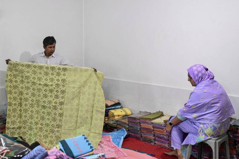Bangladesh sari weaving tradition hangs by a thread