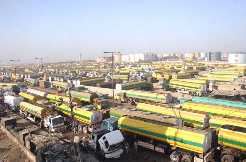Fears of fuel shortage in Pakistan as tankers wait to fill up