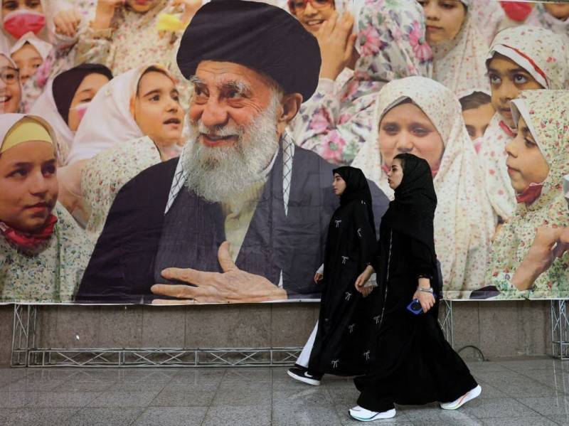 Which Khamenei family members were killed at start of war?