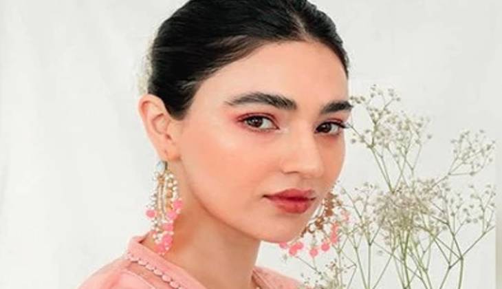 Saheefa Jabbar Khattak turns heads in monochrome saree