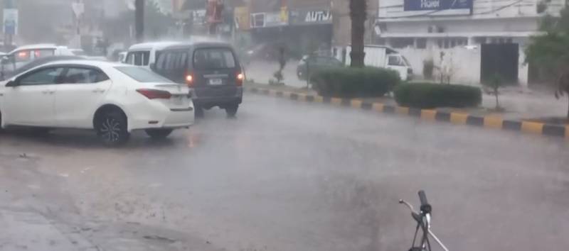 Rainfall lashes Punjab, KP and AJK regions, snowfall at mountains 
