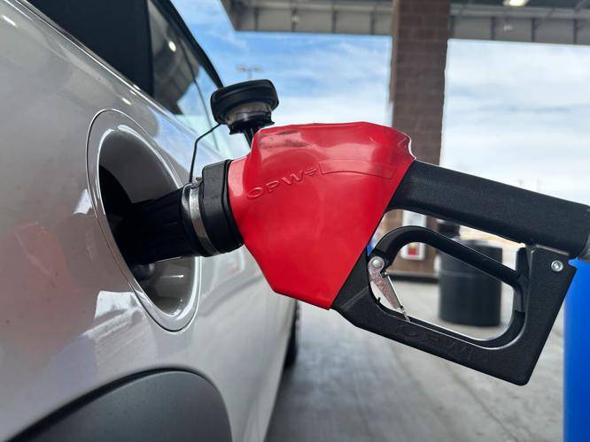 Oil hovers around $100, stocks mixed as Iran war rages