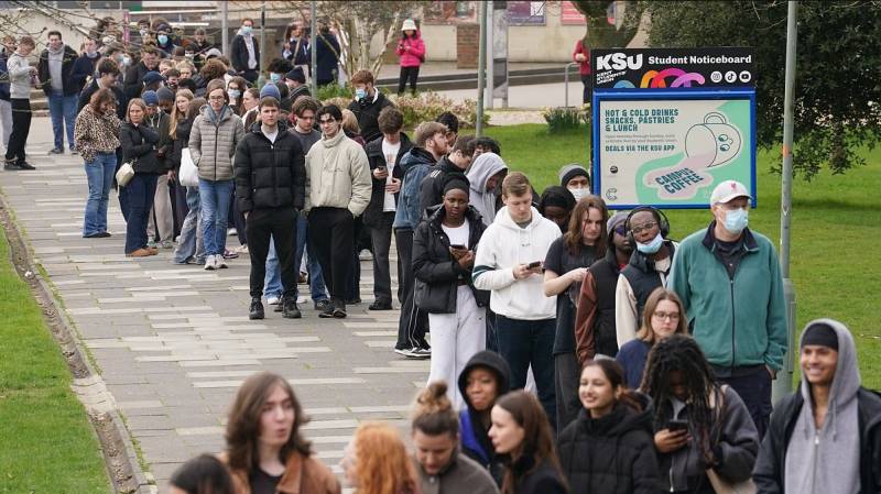 Britain rushes to contain 'unprecedented' meningitis outbreak