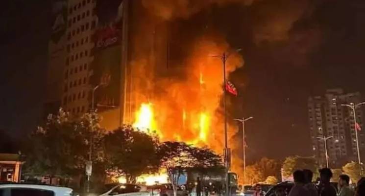 Fire that erupted in Karachi’s shopping mall doused