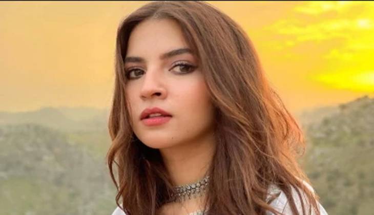 Dananeer Mobeen flies to Karachi for best friend birthday