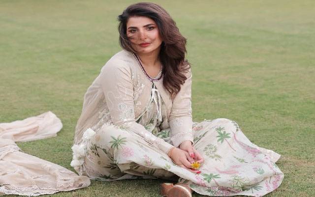 Areeba Habib wows in soft gold look, gets love from Amna Ilyas  
