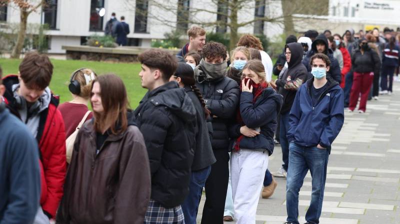 'Happened so fast': UK students panicked by meningitis outbreak