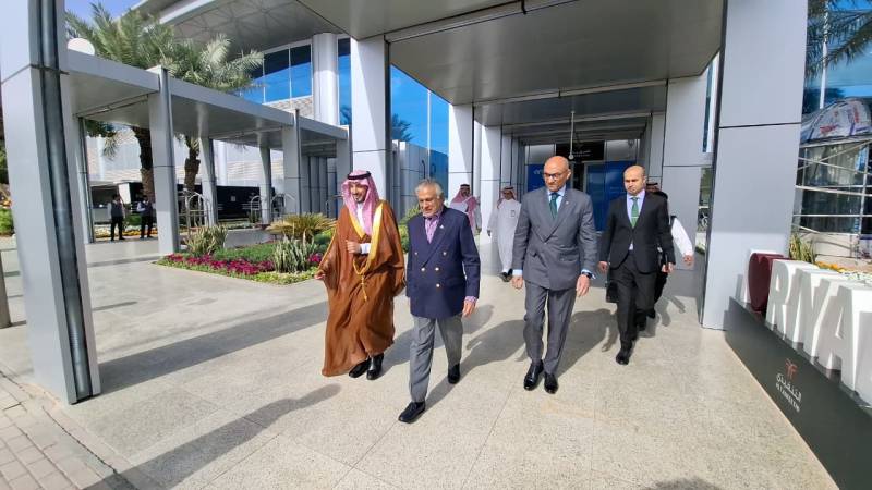 Dar arrives in Riyadh to attend key meeting of FMs from Muslim world