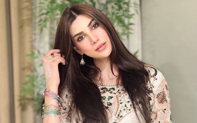 Nazish Jahangir dazzles in chic ensemble with Kashmiri bangles  