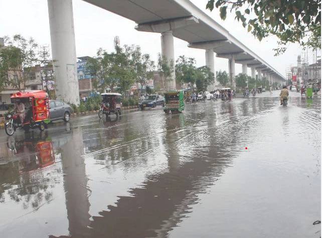 Mercury drops further as Lahore receives intermittent rainfall