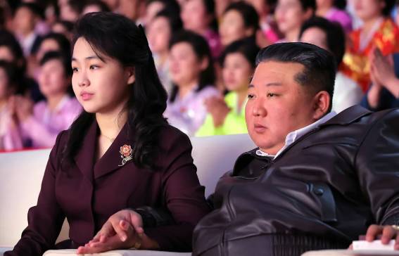 North Korean leader, daughter try out new tank