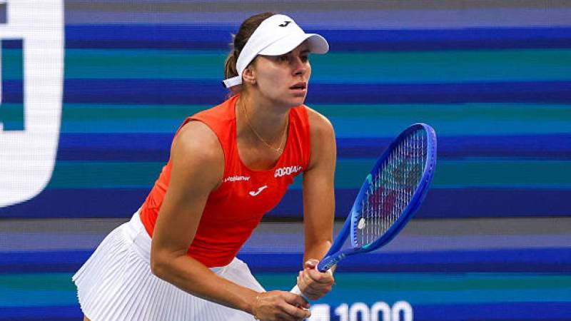 Swiatek stunned at Miami Open by 50th-ranked Linette