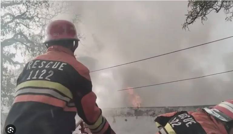 Fire breaks out at Lahore’s Lunda Bazaar